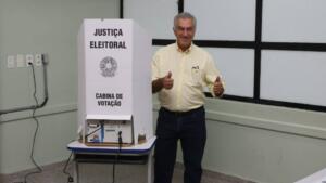 Reinaldo Azambuja vota ao lado da esposa e diz confiar na estratégia da campanha
