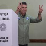 Ao votar, Eduardo Riedel adota cautela e avalia que fez campanha ‘limpa e propositiva’