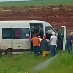 Motorista invade pista e van com 17 pacientes sai da rodovia na BR-060