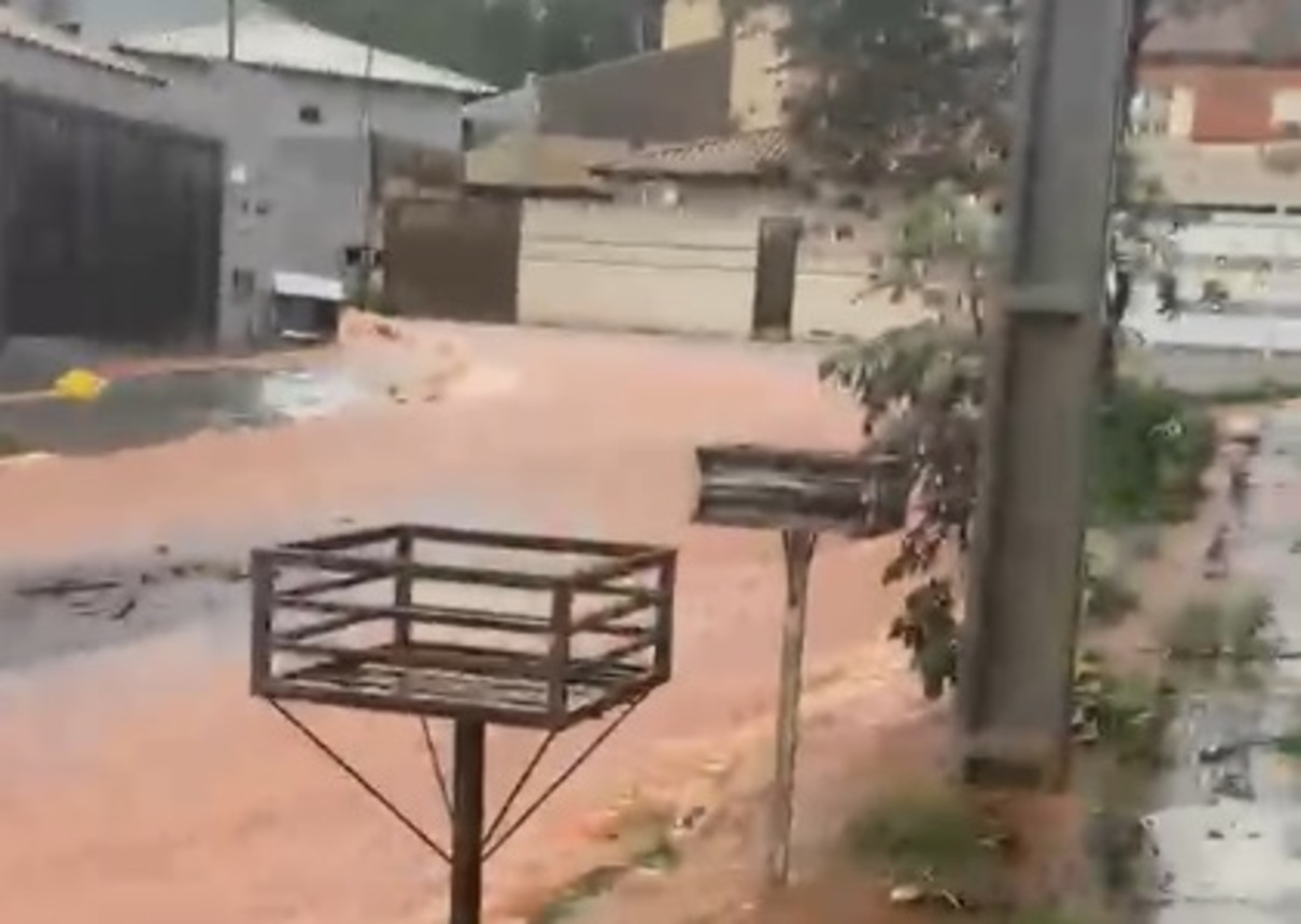 Lagoa de contenção rompe novamente no Água Limpa Park devido à chuva constante