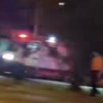 Acidente entre motocicleta e bicicleta deixa mulher com fratura nas duas pernas