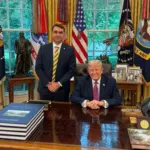 Assessor de Trump conseguiu jato para Flávio fugir para os EUA, afirma NYT