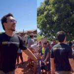 Sertanejo Max Henrique distribui brinquedos para multidão de crianças em Campo Grande