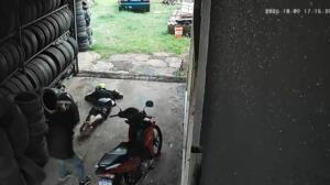 VÍDEO: Dupla executa rapaz com mais de 20 tiros e sai empurrando moto em Campo Grande