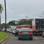 Carro quebrado e acidente tumultuam trânsito na Duque de Caxias em horário de pico