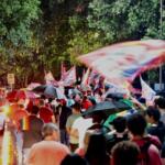 Acadêmicos da UFMS fazem manifestação debaixo de chuva em Campo Grande