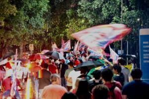 Acadêmicos da UFMS fazem manifestação debaixo de chuva em Campo Grande