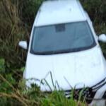 Carro aquaplana e sai da pista na BR-267 em Caracol