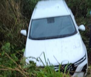 Carro aquaplana e sai da pista na BR-267 em Caracol