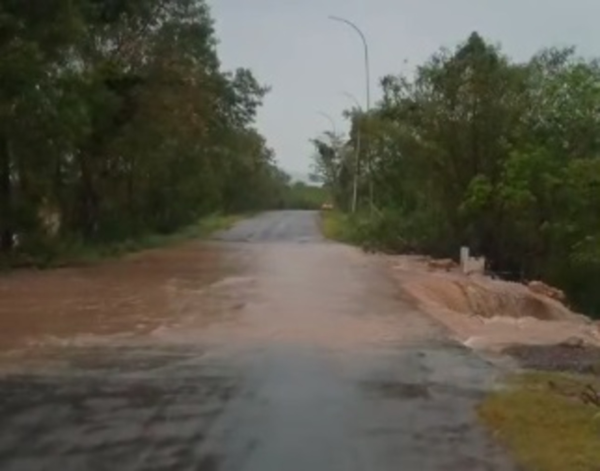VÍDEO: Transbordamento interdita rodovia em Corumbá de acesso à Bolívia