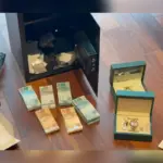 PF encontra dinheiro e joias em cofre durante operação que prendeu família de Oruam