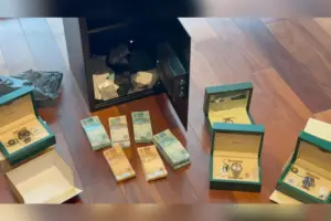 PF encontra dinheiro e joias em cofre durante operação que prendeu família de Oruam